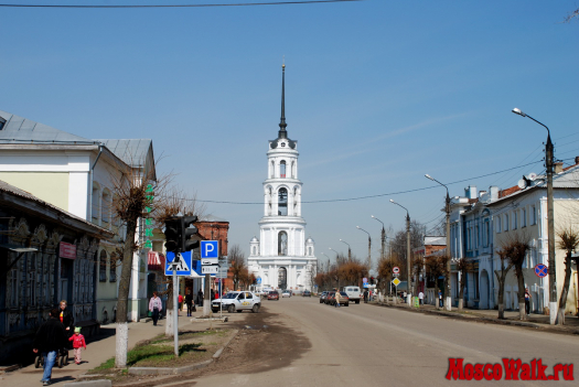 Улица Свердлова своей северной частью упирается в самый центр города - знаменитую колокольню Воскресенского Собора
