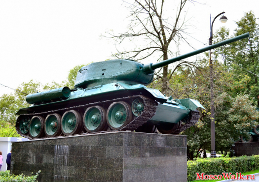 Танк Т-34 на постаменте в Измайловском парке