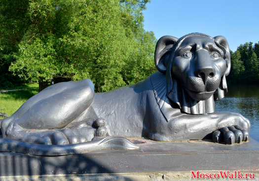 Статуя льва на берегу пруда