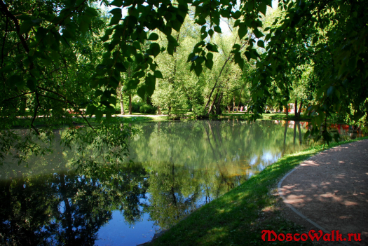 В парке Воронцово есть казкад из пяти прудов, на фотографии ниже - самый верхний из них