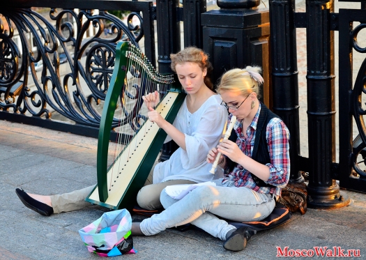 Девушки музыканты на мосту