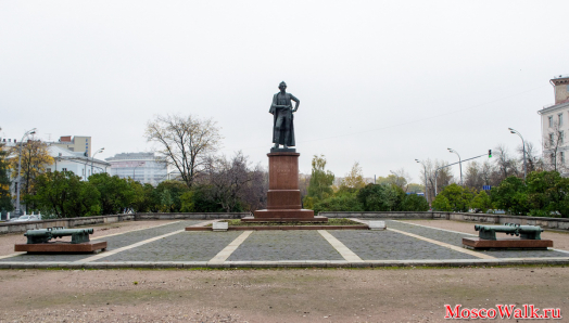 Напротив Центрального академического театра Российской армии раскинулась Суворовская площадь