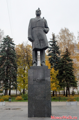 Памятник А.А. Фадееву 1901-1956 на Миусской площади 