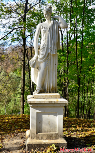 античная статуя в Царицыно