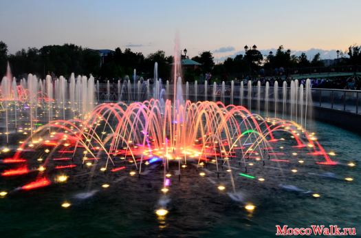 Царицынский фонтан вечером
