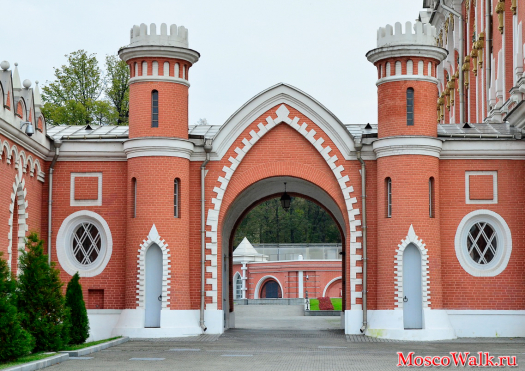 Петровский дворец. Арка с башнями