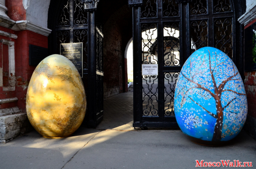 Пасхальные яйца перед входом в монастырь