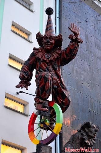 клоун установлен напротив Московского Цирка Никулина на Цветном Бульваре