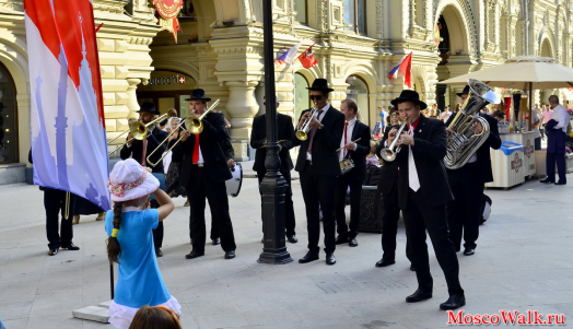 духовой оркестр на Никольской улице