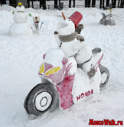 Веселый снеговичек на мотоцикле Honda