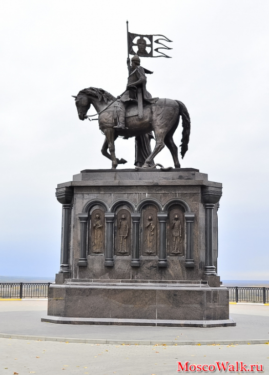 Памятник основателю города Владимира