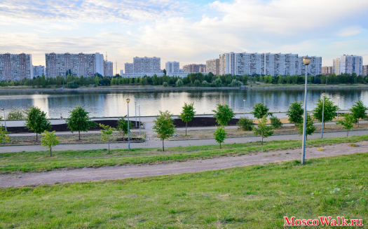 Вид с холма на Москва-реку и Братеевскую набережную