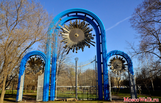 декоративные ворота у пушкинского моста
