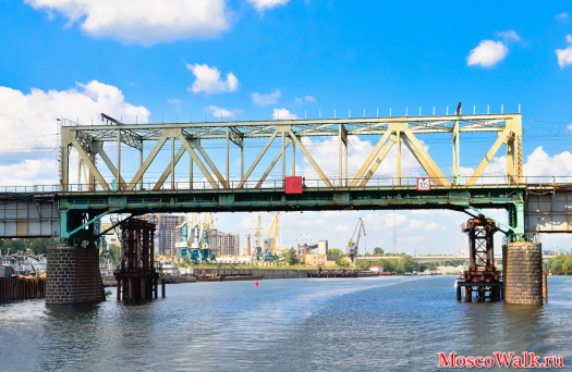 мост Белорусского направления через реку Москву