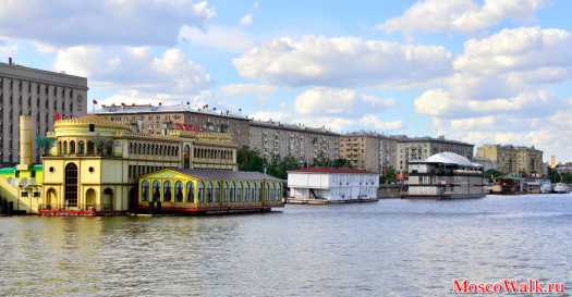 Трехэтажный дебаркадер на реке Москве у Фрунзенской набережной