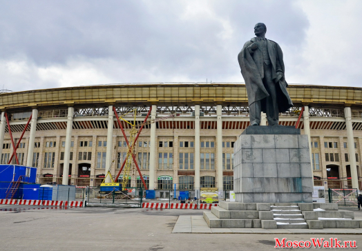 памятник Ленину перед стадионом Лужники