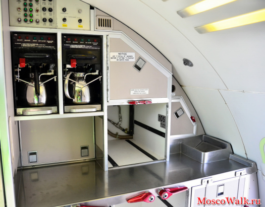 Кухня на борту самолета CRJ-100