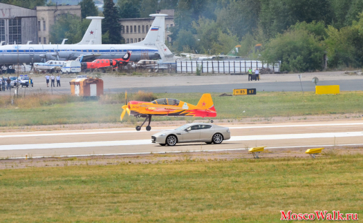 Aston Martin и спортивный Як-52