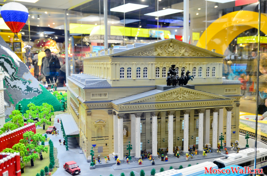 Здание Большого театра из Лего
