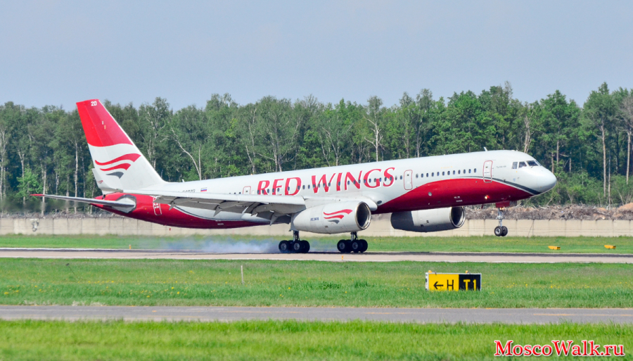 Tu-204-100 (Ra-64020) Red Wings
