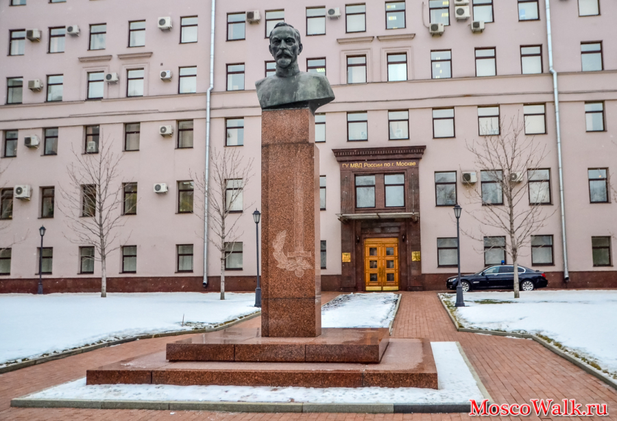 Памятник Дзержинскому на Петровке 38
