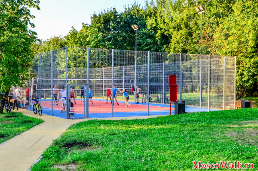 Волейбольная площадка в парке Олимпийской деревни