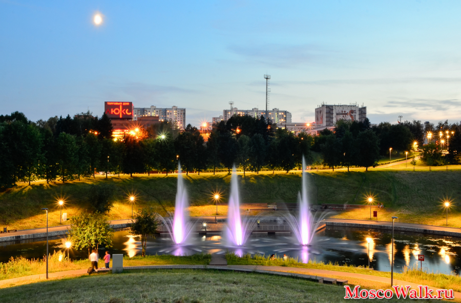 фонтан с подсветкой в парке Олимпийской деревни