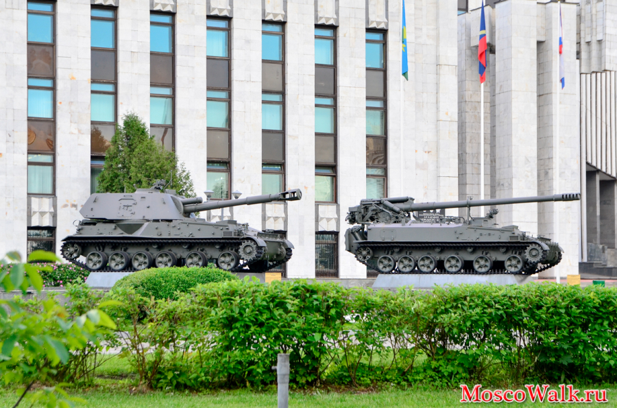Военная техника у здание Военной академии Генерального Штаба Вооруженных Сил Российской Федерации