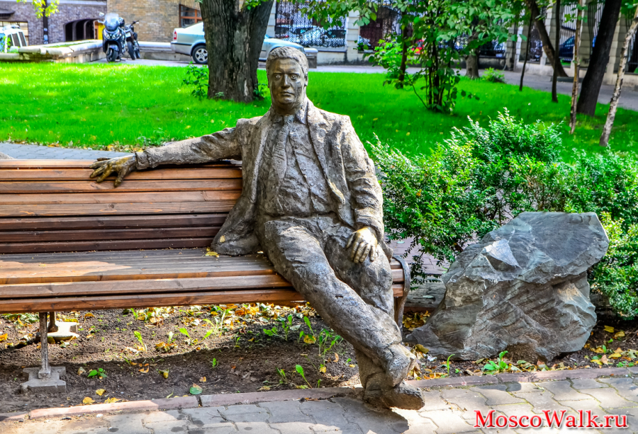 Дворик со скульптурами  Садовая-Черногрязская