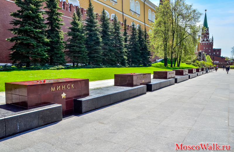 Памятники в Александровском саду