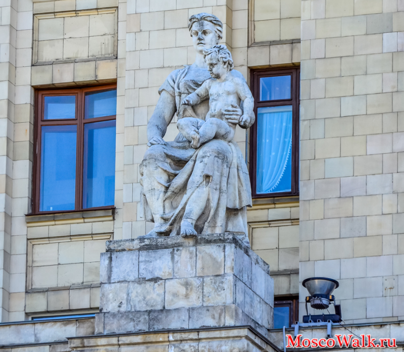 скульптуры на фасаде Сталинских высоток