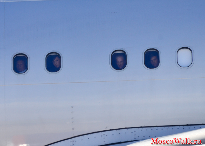 пассажиры самолета в окне