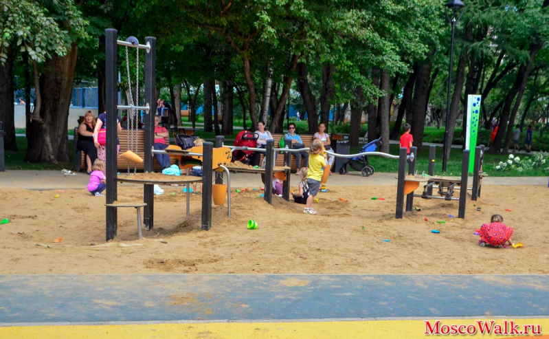 современная песочница в парке