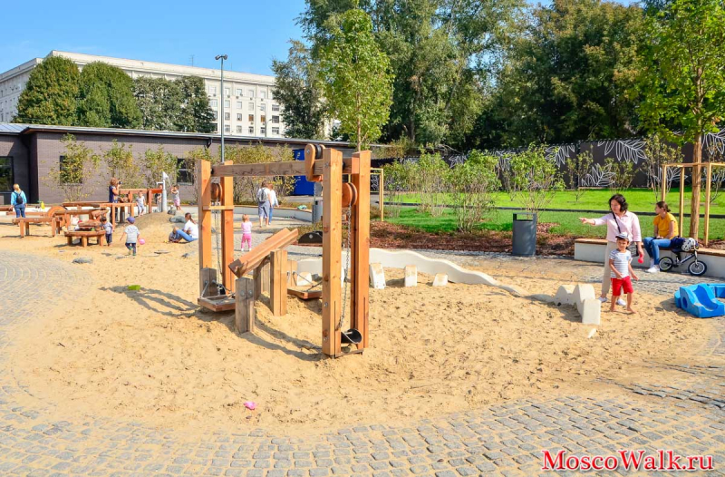 детская площадка в парке Горького