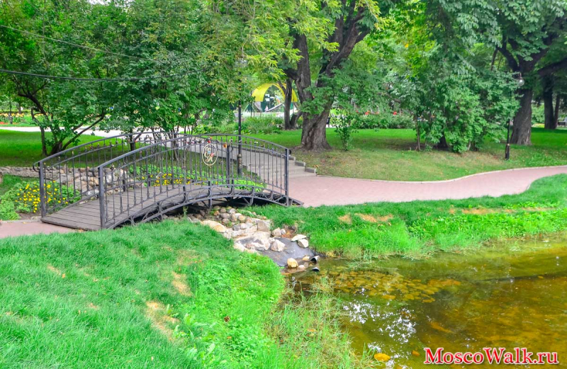Парк мост через ручеек