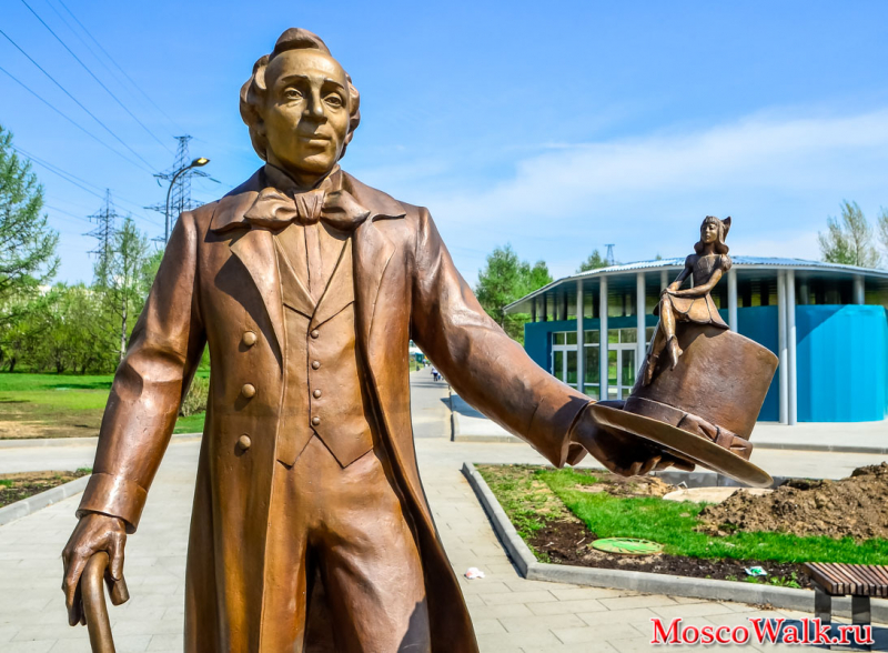 Бронзовую статуя Андерсена  в парке 850-летия Москвы 