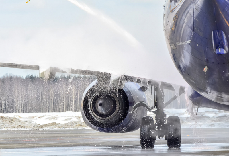 Противообледенительная обработка самолёта компании Аэрофлот в аэропорту Шереметьево.