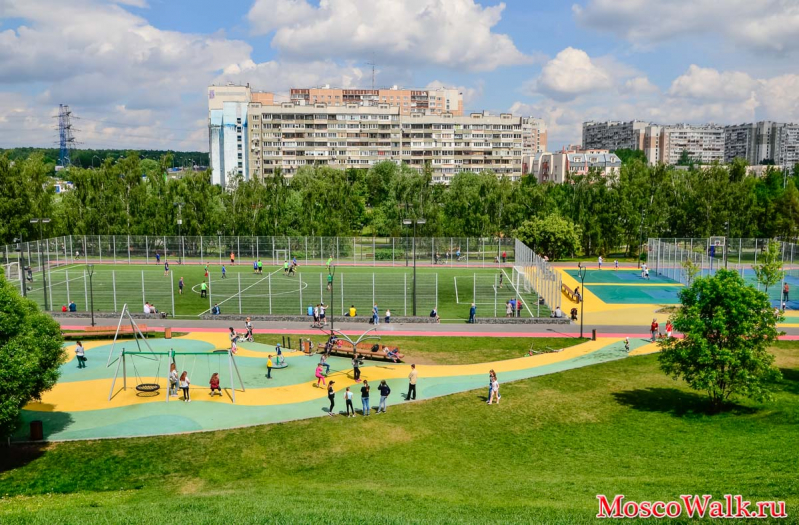Футбольное поле в парке Битца