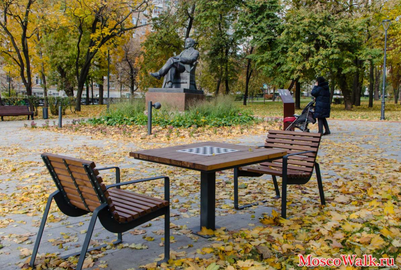 столы для игры в шахматы в парке