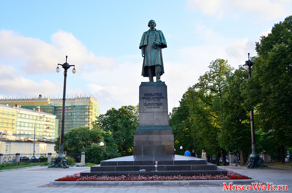 памятник великому русскому художнику слова - Николаю Васильевичу Гоголю