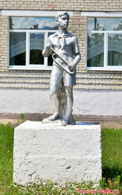 статуя Пионера с горном