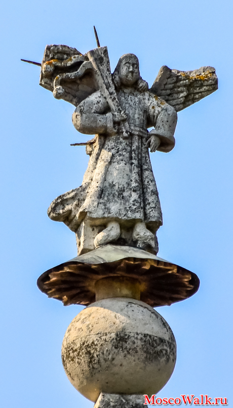 Фигурка ангела на Храме 