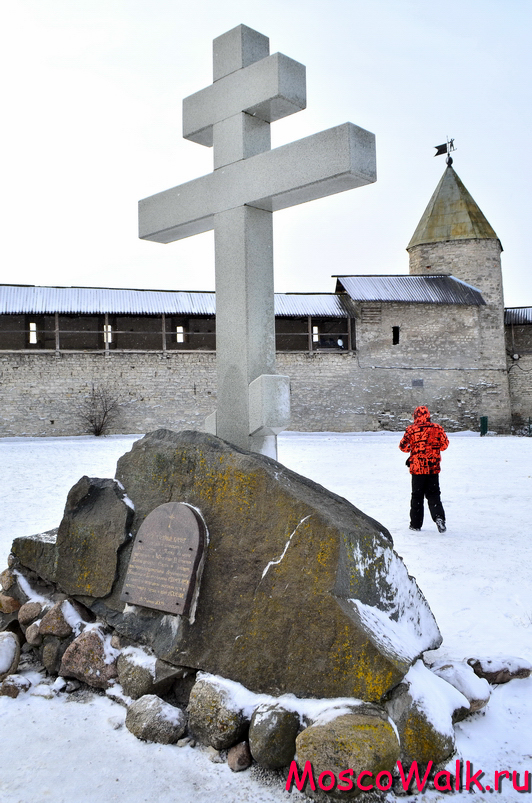 Памятный крест на месте Благовещенского собора