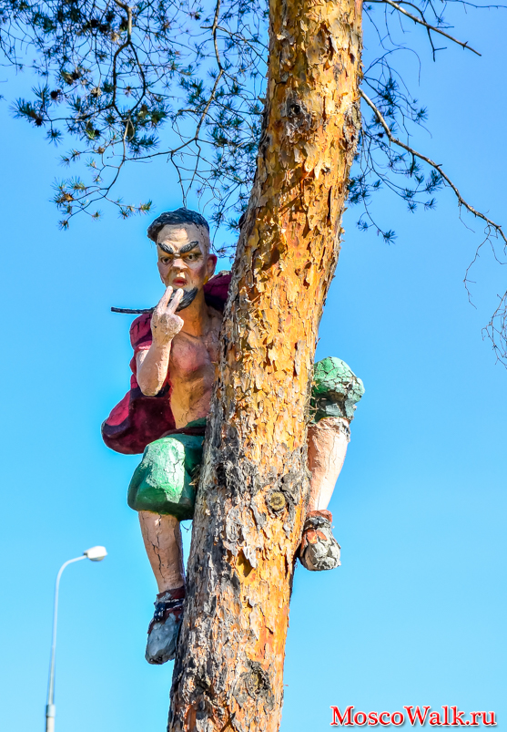 Соловей-Разбойник на дереве