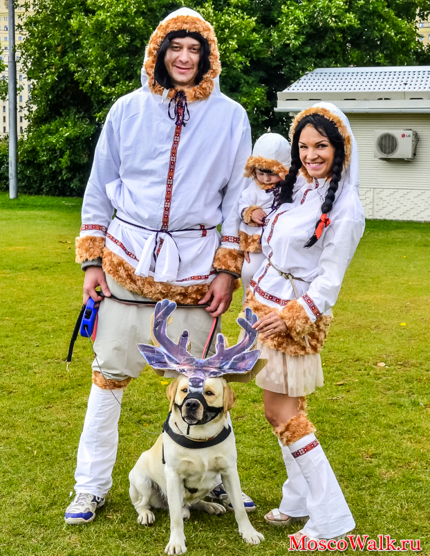 семья в костюме оленеводов