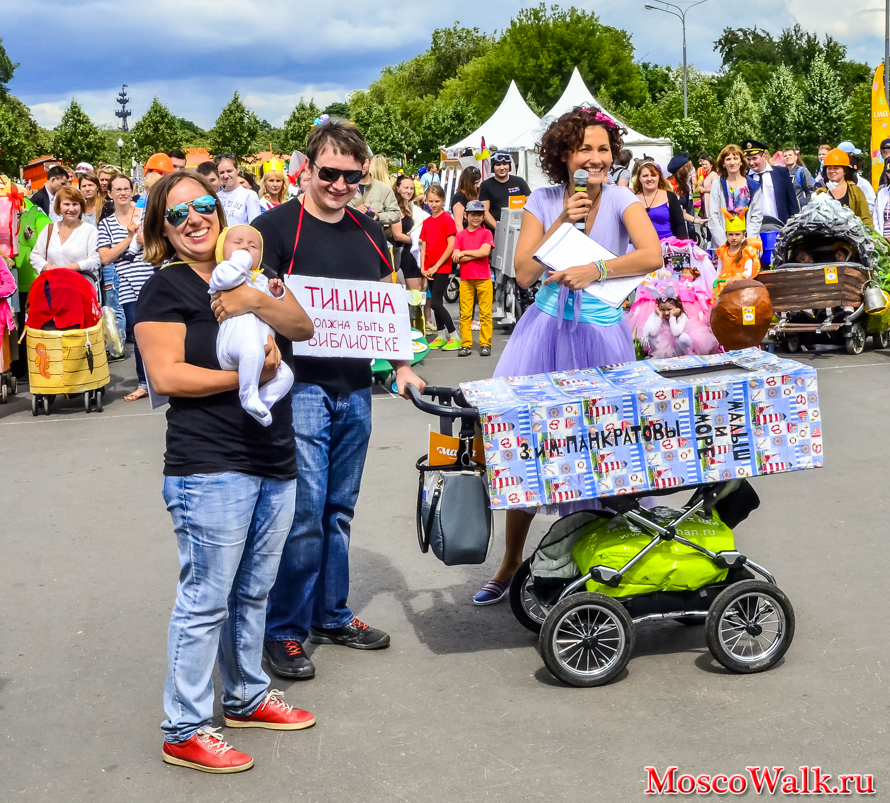 Семья на параде колясок