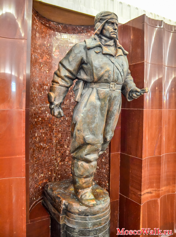 Скульптура "Лётчик" на Бауманской