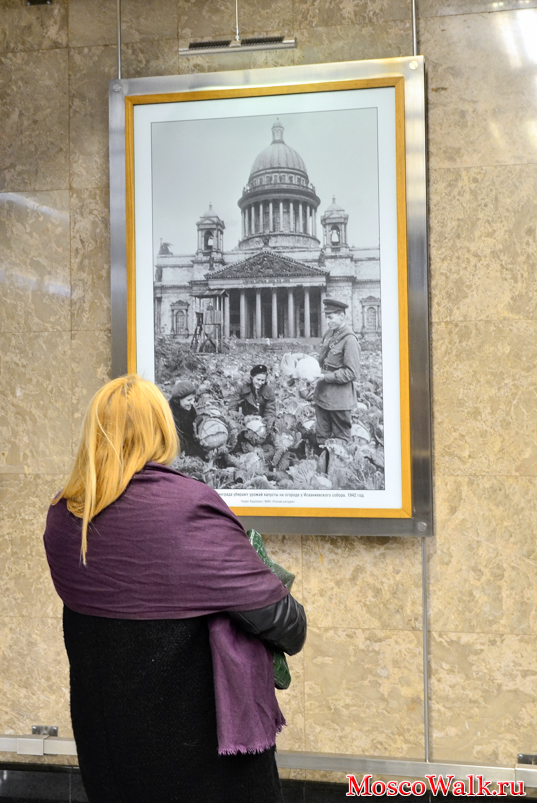 Фотоэкспозиция, приуроченная ко Дню Победы на станции метро Выставочная