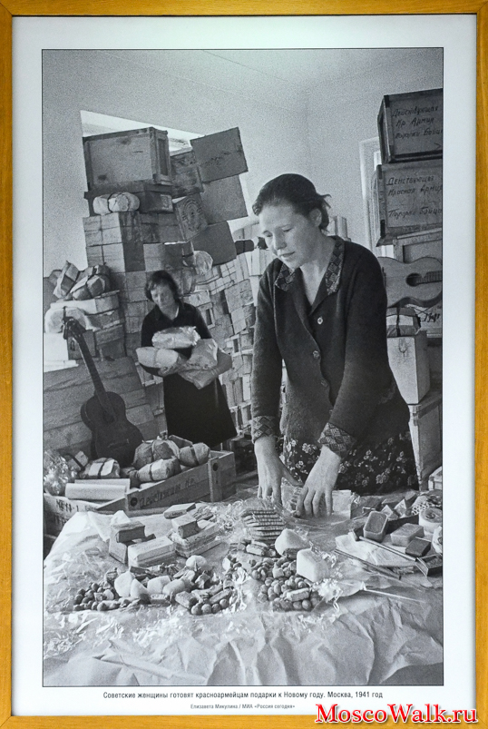 Советские женщины готовят красноармейцам подарки