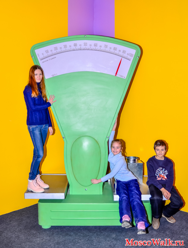 гигантские весы в музее дом великана